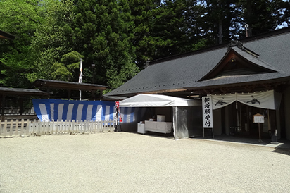 受付場所の祭儀棟本殿右側にございます