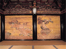 Paintings on partitions in the haiden (karajishi)