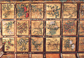 石之间的“格天井”屋顶上绘制的五十三种花草